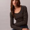T-shirt con scollo a U in cotone a costine T-shirt con scollo a U in cotone a costine