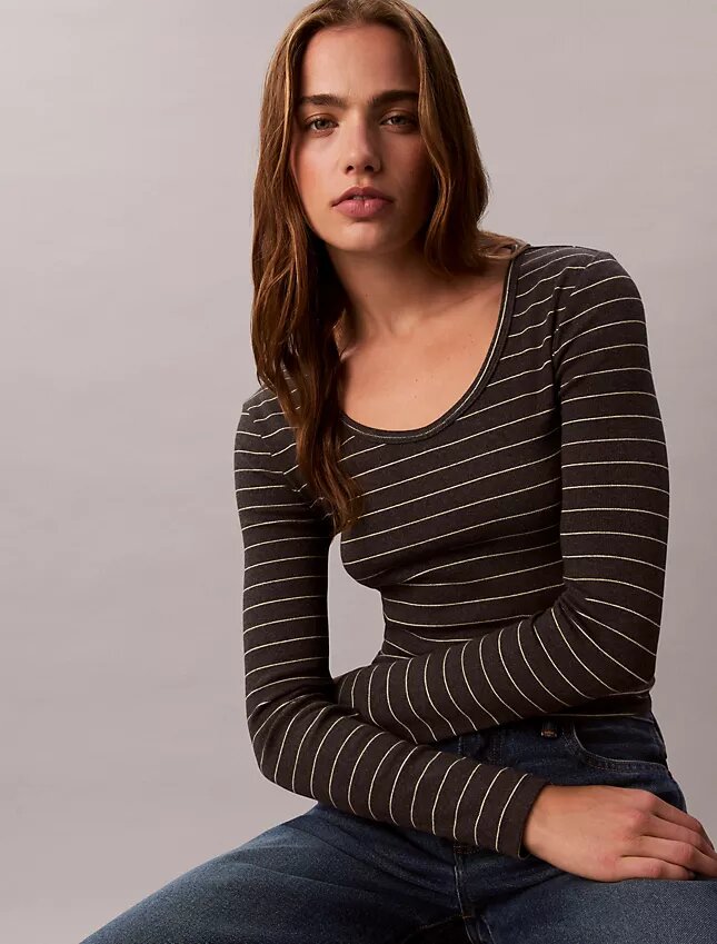 T-shirt con scollo a U in cotone a costine T-shirt con scollo a U in cotone a costine