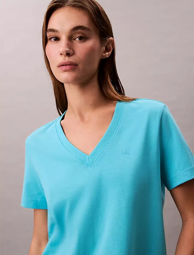 T-shirt con scollo a V e Monogram T-shirt con scollo a V e Monogram