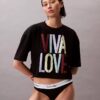 T-shirt corta e comoda Marc Hundley Pride Viva Love T-shirt corta e comoda Marc Hundley Pride Viva Love