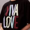 T-shirt corta e comoda Marc Hundley Pride Viva Love T-shirt corta e comoda Marc Hundley Pride Viva Love