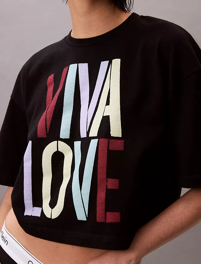 T-shirt corta e comoda Marc Hundley Pride Viva Love T-shirt corta e comoda Marc Hundley Pride Viva Love