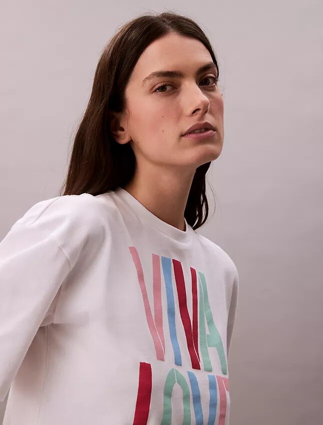 T-shirt corta e comoda Marc Hundley Pride Viva Love T-shirt corta e comoda Marc Hundley Pride Viva Love