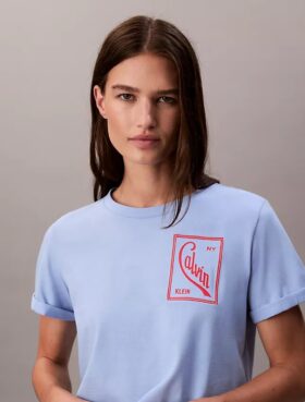 T-shirt corta squadrata con logo in script