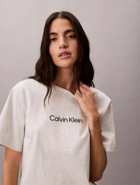 T-shirt girocollo dal taglio ampio con logo standard T-shirt girocollo dal taglio ampio con logo standard