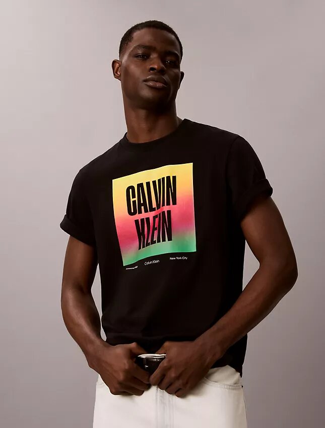 T-shirt semplice con logo Pride T-shirt semplice con logo Pride
