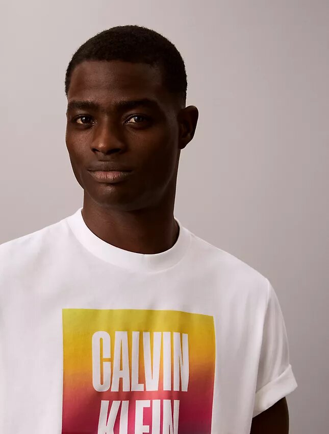 T-shirt semplice con logo Pride T-shirt semplice con logo Pride
