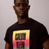 T-shirt semplice con logo Pride T-shirt semplice con logo Pride