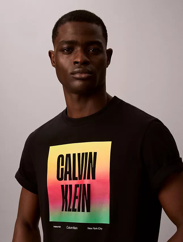 T-shirt semplice con logo Pride T-shirt semplice con logo Pride
