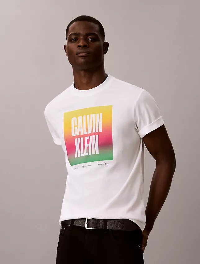 T-shirt semplice con logo Pride T-shirt semplice con logo Pride