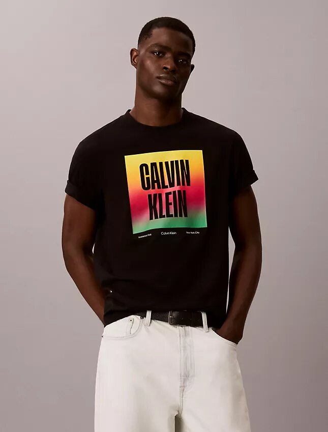 T-shirt semplice con logo Pride T-shirt semplice con logo Pride