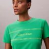 T-shirt slim con logo a strisce T-shirt slim con logo a strisce