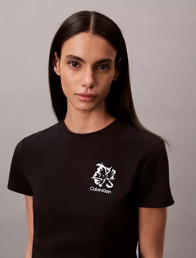 T-shirt slim con logo floreale T-shirt slim con logo floreale