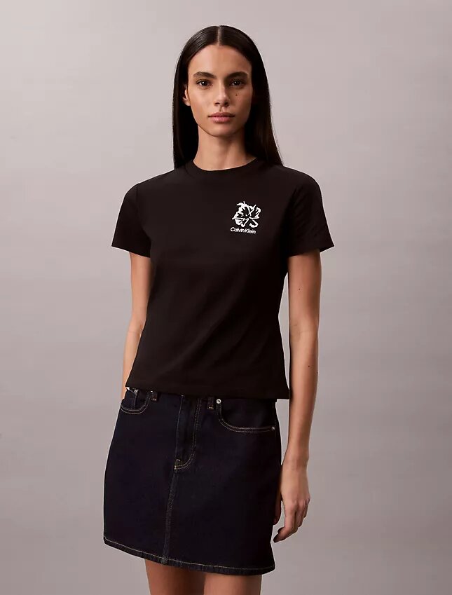 T-shirt slim con logo floreale T-shirt slim con logo floreale