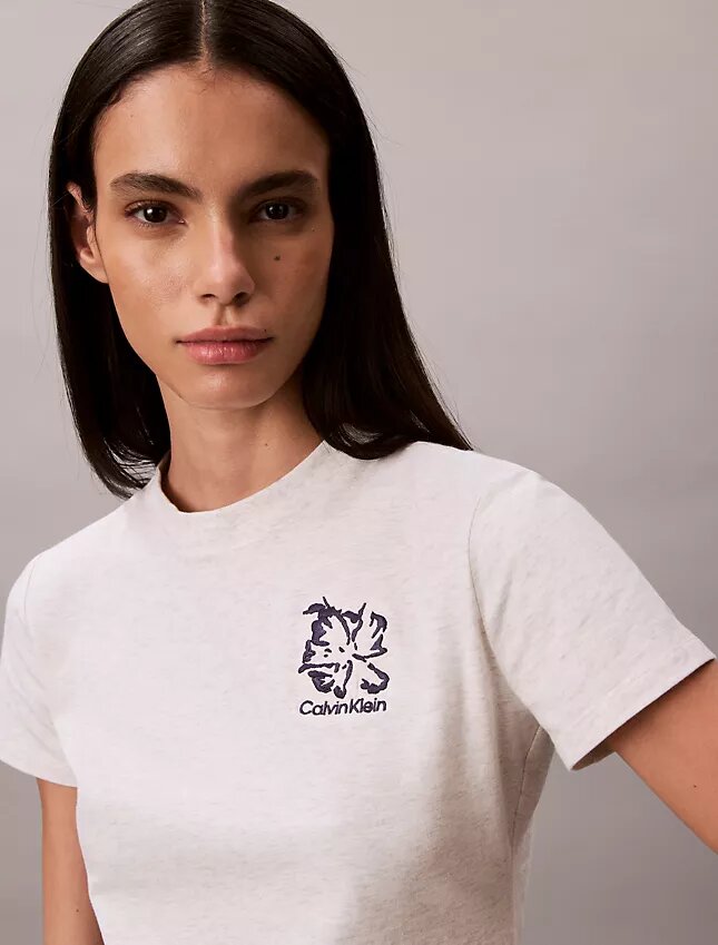 T-shirt slim con logo floreale T-shirt slim con logo floreale