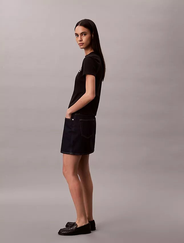 T-shirt slim con logo floreale T-shirt slim con logo floreale
