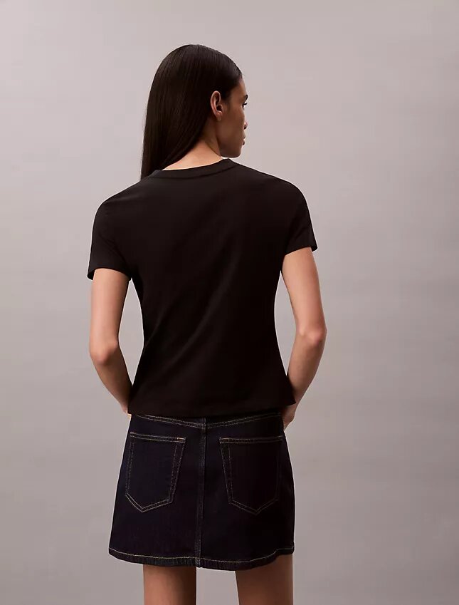 T-shirt slim con logo floreale T-shirt slim con logo floreale