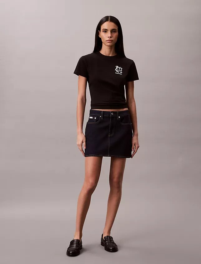 T-shirt slim con logo floreale T-shirt slim con logo floreale