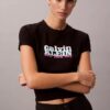 T-shirt slim con logo grafico a contrasto T-shirt slim con logo grafico a contrasto
