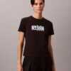 T-shirt slim con logo grafico a contrasto T-shirt slim con logo grafico a contrasto