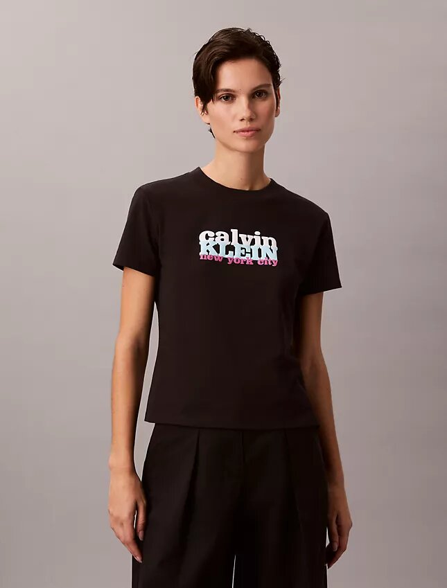 T-shirt slim con logo grafico a contrasto T-shirt slim con logo grafico a contrasto