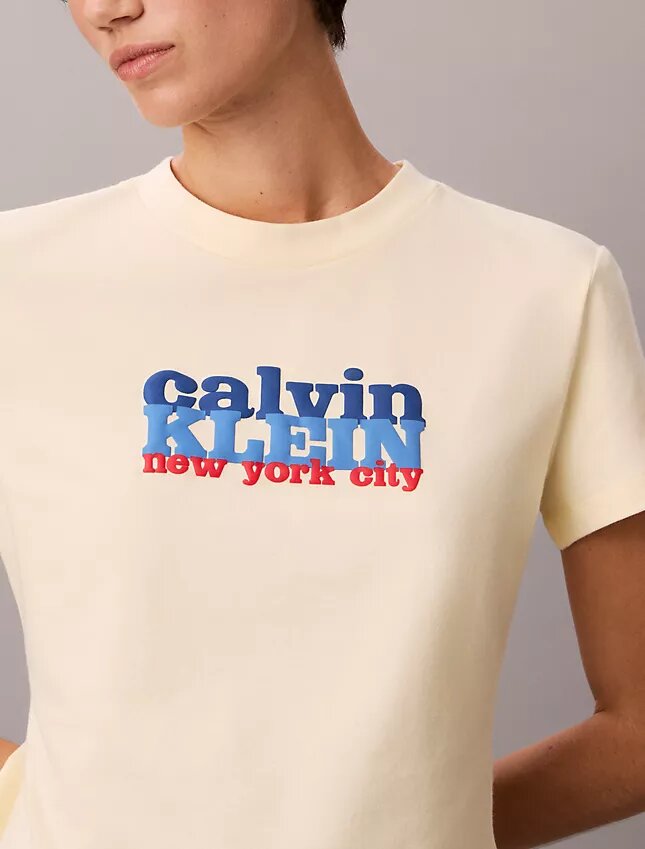 T-shirt slim con logo grafico a contrasto T-shirt slim con logo grafico a contrasto