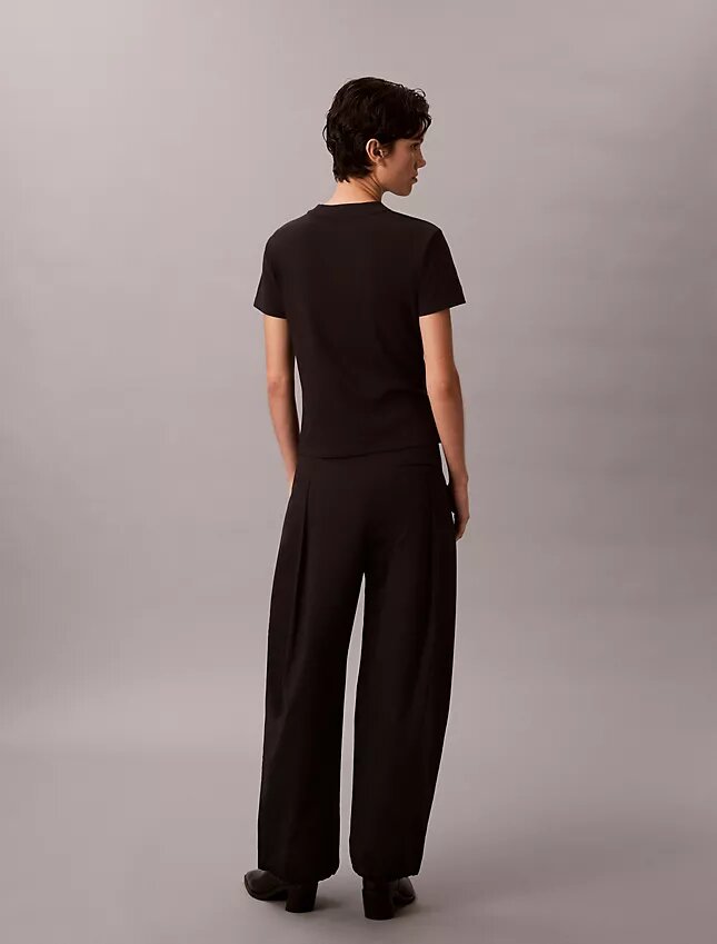 T-shirt slim con logo grafico a contrasto T-shirt slim con logo grafico a contrasto