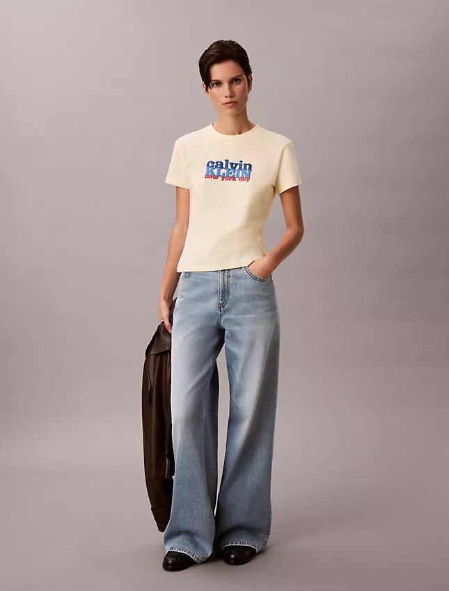T-shirt slim con logo grafico a contrasto T-shirt slim con logo grafico a contrasto