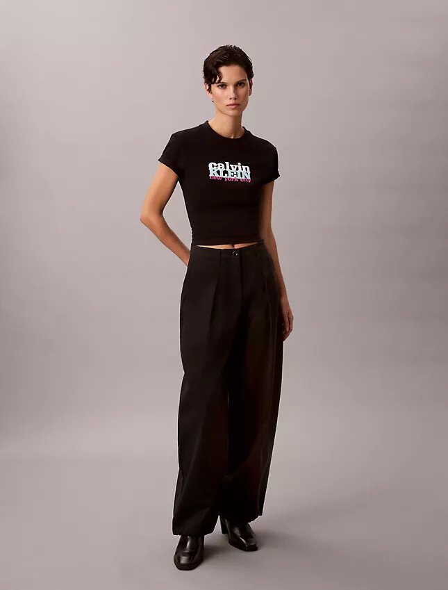 T-shirt slim con logo grafico a contrasto T-shirt slim con logo grafico a contrasto