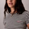 T-shirt slim con logo grafico e bordi a costine T-shirt slim con logo grafico e bordi a costine