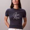 T-shirt slim con logo in rilievo T-shirt slim con logo in rilievo