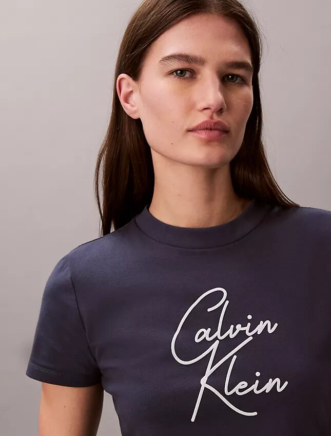 T-shirt slim con logo in rilievo T-shirt slim con logo in rilievo