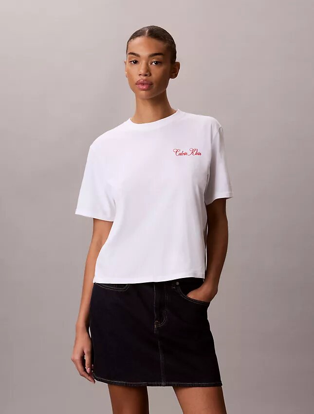 T-shirt squadrata con grafica Calvin Klein in corsivo T-shirt squadrata con grafica Calvin Klein in corsivo