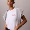 T-shirt squadrata con grafica Calvin Klein in corsivo T-shirt squadrata con grafica Calvin Klein in corsivo