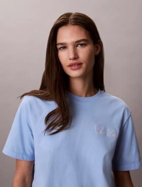 T-shirt squadrata con grafica Calvin Klein in corsivo