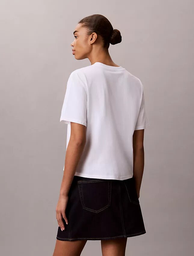 T-shirt squadrata con grafica Calvin Klein in corsivo T-shirt squadrata con grafica Calvin Klein in corsivo