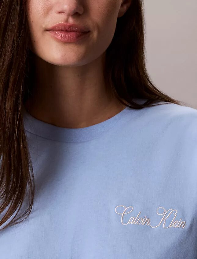 T-shirt squadrata con grafica Calvin Klein in corsivo T-shirt squadrata con grafica Calvin Klein in corsivo