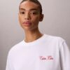 T-shirt squadrata con grafica Calvin Klein in corsivo T-shirt squadrata con grafica Calvin Klein in corsivo
