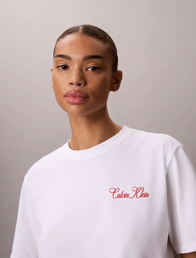 T-shirt squadrata con grafica Calvin Klein in corsivo T-shirt squadrata con grafica Calvin Klein in corsivo