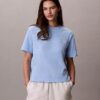 T-shirt squadrata con grafica Calvin Klein in corsivo T-shirt squadrata con grafica Calvin Klein in corsivo