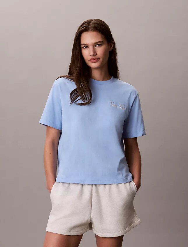T-shirt squadrata con grafica Calvin Klein in corsivo T-shirt squadrata con grafica Calvin Klein in corsivo