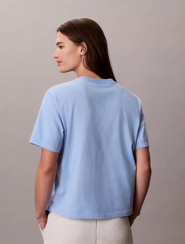T-shirt squadrata con grafica Calvin Klein in corsivo T-shirt squadrata con grafica Calvin Klein in corsivo