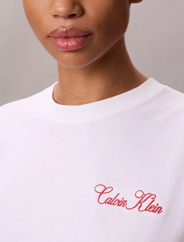 T-shirt squadrata con grafica Calvin Klein in corsivo T-shirt squadrata con grafica Calvin Klein in corsivo