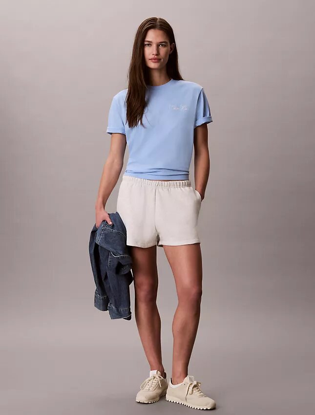 T-shirt squadrata con grafica Calvin Klein in corsivo T-shirt squadrata con grafica Calvin Klein in corsivo