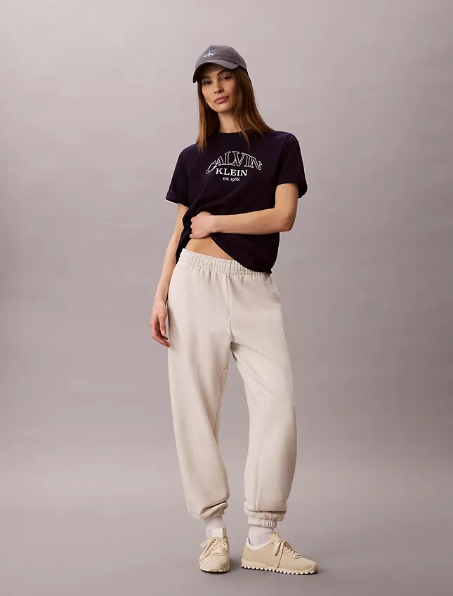 T-shirt squadrata con grafica del logo ad arco T-shirt squadrata con grafica del logo ad arco