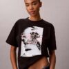 T-shirt squadrata con grafica del logo in stile script sbiadito T-shirt squadrata con grafica del logo in stile script sbiadito