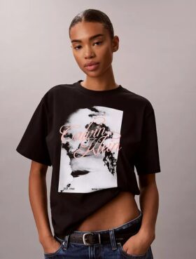 T-shirt squadrata con grafica del logo in stile script sbiadito