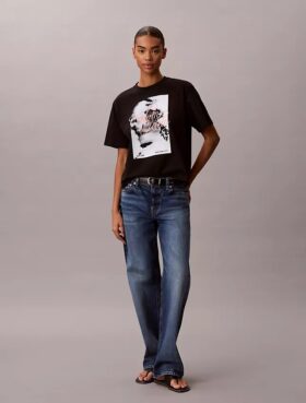 T-shirt squadrata con grafica del logo in stile script sbiadito
