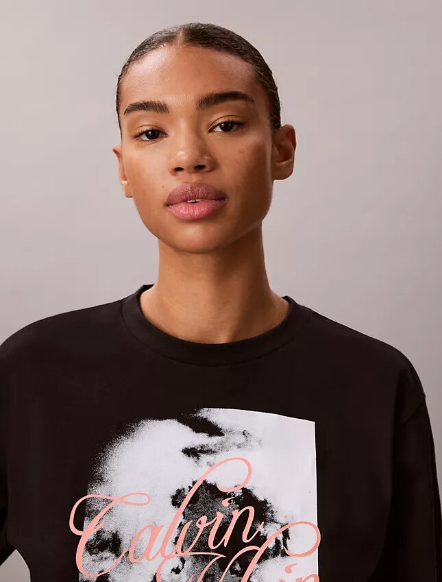 T-shirt squadrata con grafica del logo in stile script sbiadito T-shirt squadrata con grafica del logo in stile script sbiadito