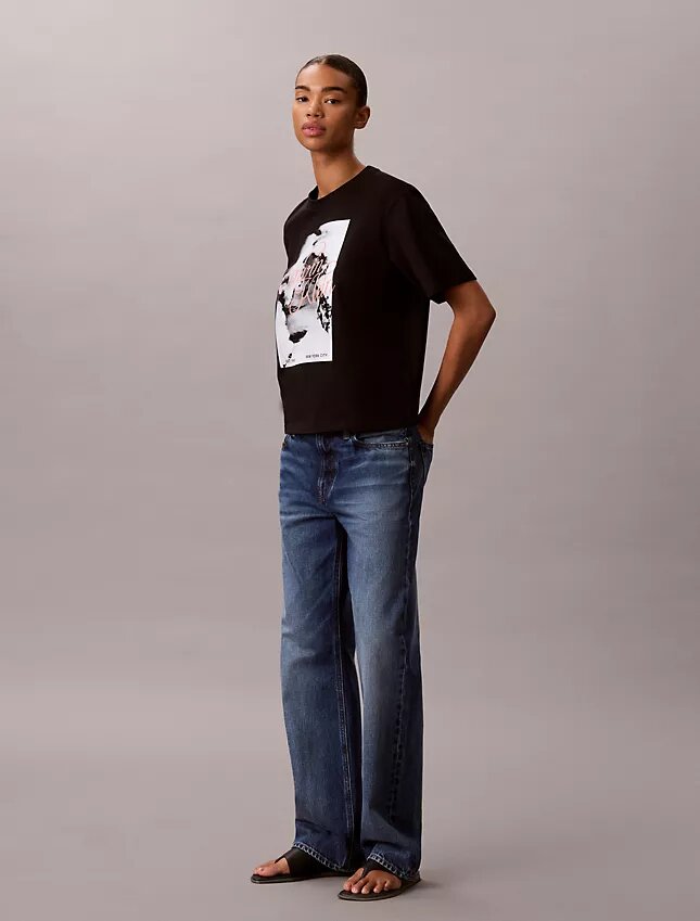 T-shirt squadrata con grafica del logo in stile script sbiadito T-shirt squadrata con grafica del logo in stile script sbiadito
